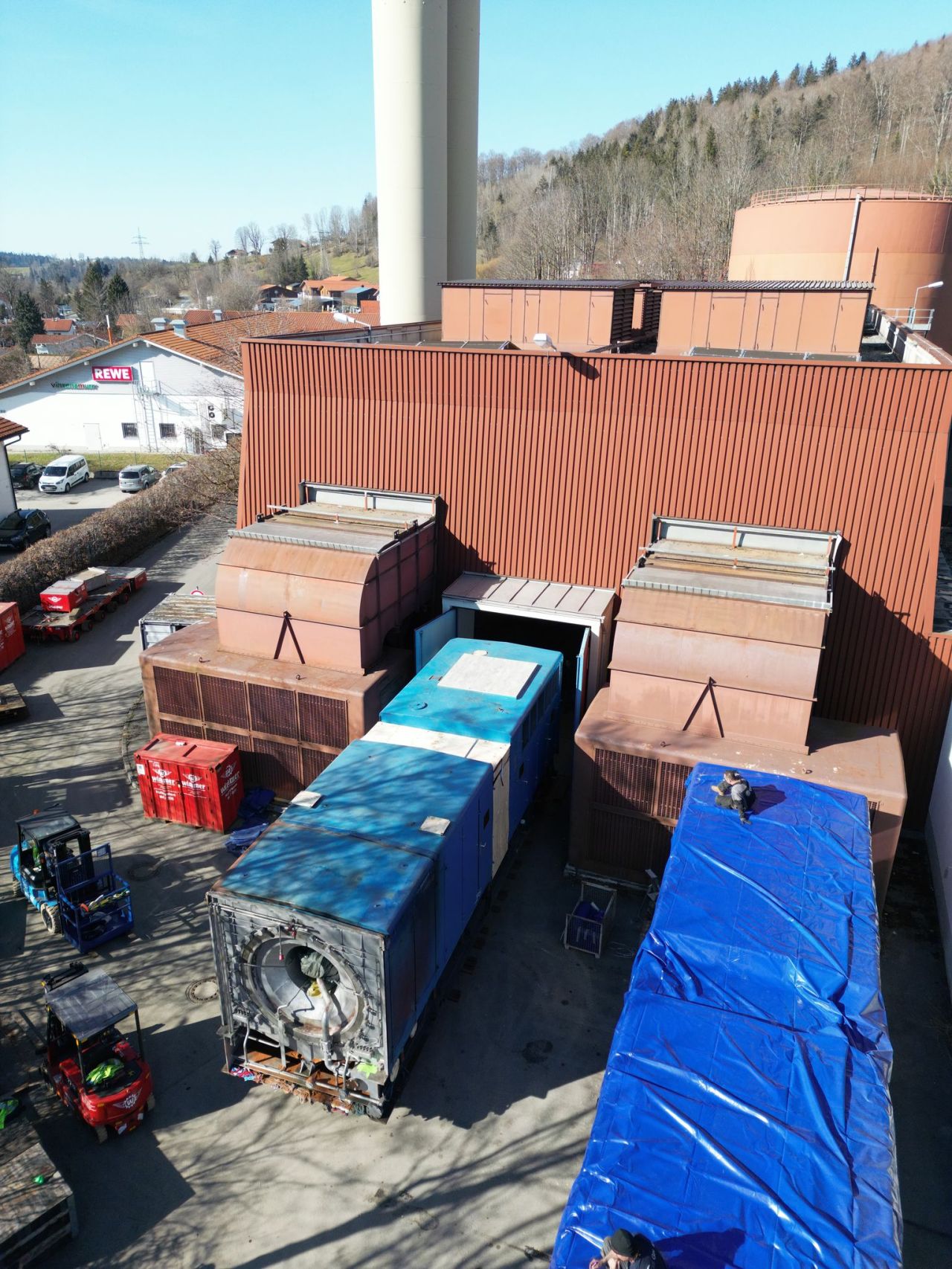 Overhead view showing a blue generator module outside the Hausham plant surrounded by equipment.